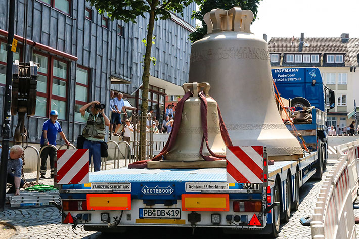 Liebherr LTM 1500-8.1 mobile crane installs new bells on Paderborn Cathedral