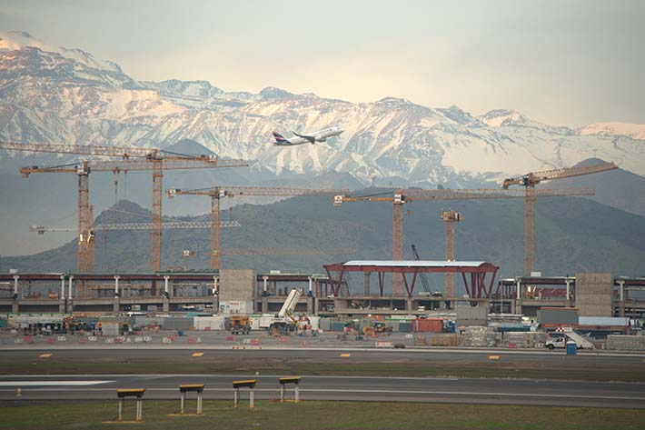 23 grues à tour Liebherr mises en œuvre pour les travaux d’extension de l’aéroport de Santiago du Chili