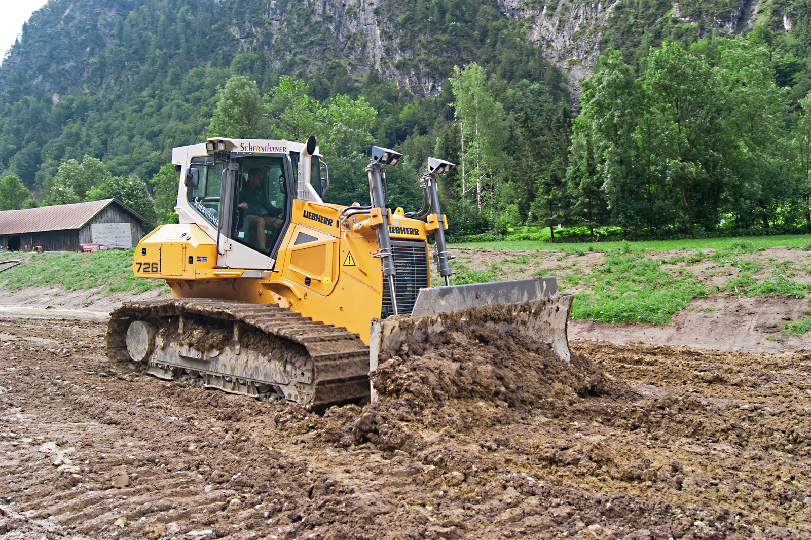 Liebherr PR 726 arbeitet ökonomisch im Hochwasserschutz