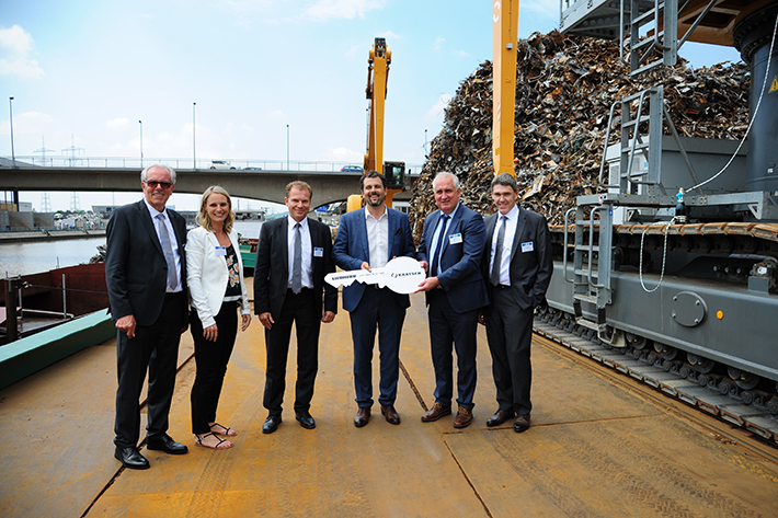 Giant in Plochingen: first Liebherr LH 150 material handler with electric drive in an inland port