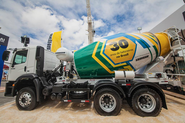 Liebherr celebra 30 anos de fabricação de betoneiras no Brasil