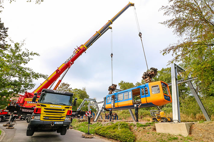 Liebherr mobile cranes slide the Wuppertal suspension railway trains into retirement