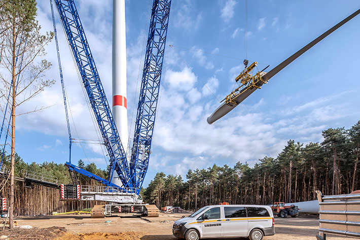 Greater safety for wind turbine erection work using the single-line guiding system from Liebherr
