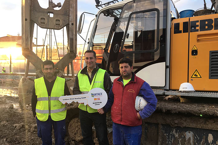 Five Liebherr HS crawler cranes generations work at the same time on the high-speed train works in Murcia