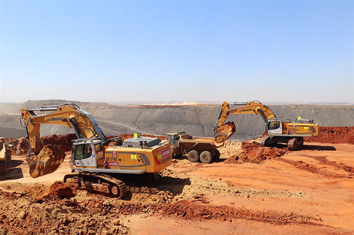 Two Liebherr R 976 crawler excavators at the heart of production in South African coal mine