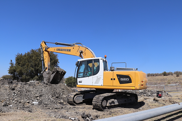 Trois pelles sur chenilles Liebherr R 920 en application dans une mine en Afrique du Sud