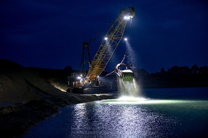 In the Heart of the Gravel Pit: HS 8130 HD digs with Impressive Efficiency