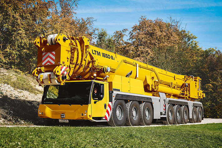 La grúa móvil Liebherr LTM 1650-8.1 ofrece una carga máxima en 8 ejes con pluma telescópica de 54 y 80 metros