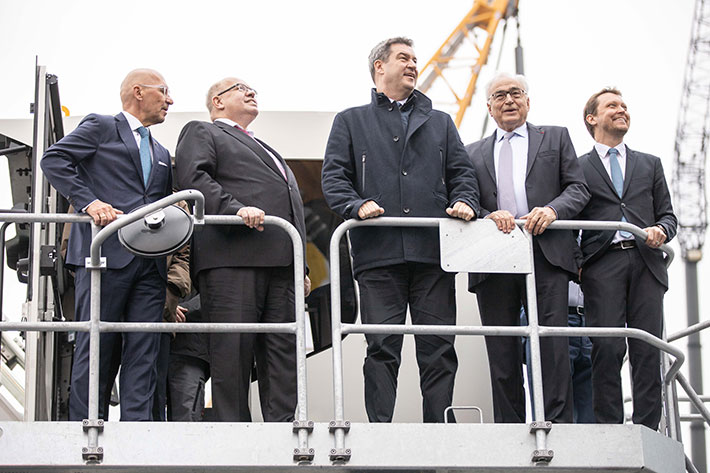 Official trade fair tour to mark the opening of Bauma starts at Liebherr stand