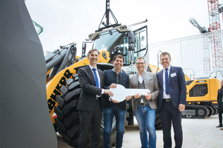 Liebherr: Handover of  L 580 XPower with wheel loader assist system package to Breitsamer