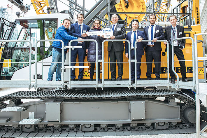 Handover of keys at Bauma 2019: Family-run company is pleased with new Liebherr duty cycle crawler crane