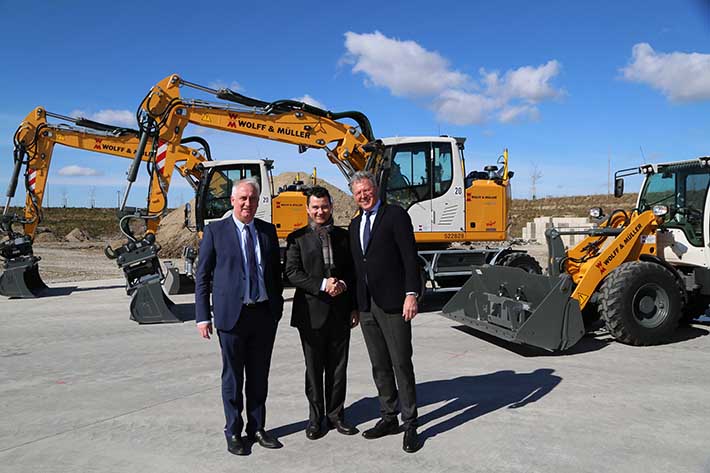 Insgesamt 21 neue Liebherr-Baumaschinen an die Unternehmensgruppe Wolff & Müller übergeben