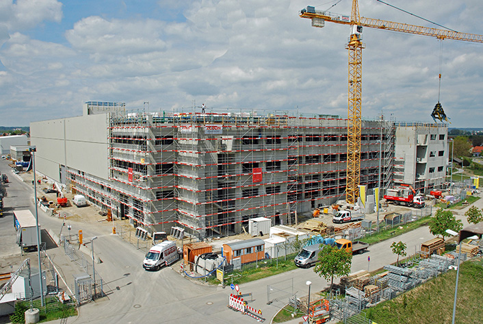 Liebherr feiert Richtfest für den ersten Bauabschnitt des neuen Logistikzentrums Produktion