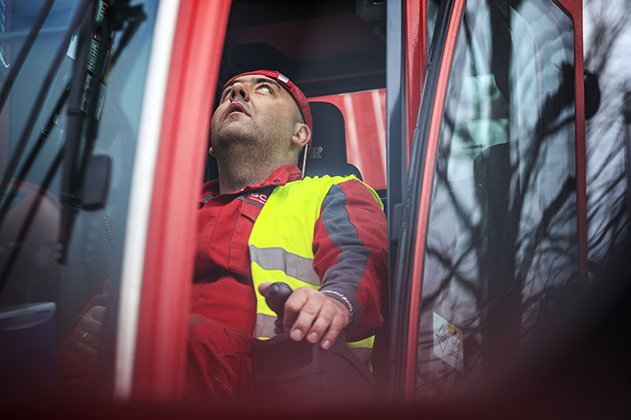 Tandem hoist – motors weighing 165 tons loaded onto freighter  