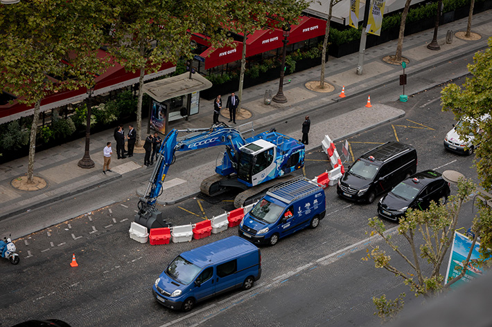 The 60,000th Liebherr crawler excavator on the Champs Elysées 