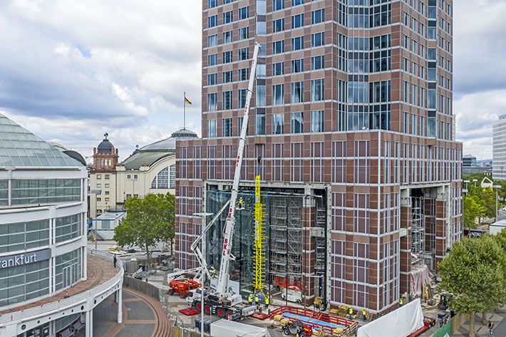Giant panes of glass installed on Frankfurt Exhibition Centre Tower – BKL places its trust in Liebherr mobile cranes
