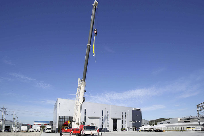 Liebherr mobile cranes in South Korea – new facility opens and crane premiere 