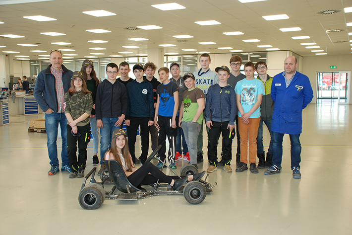 Volle Fahrt voraus: Liebherr-Azubis entwickeln und montieren mit der Abt-Hermann-Vogler Schule Gokarts