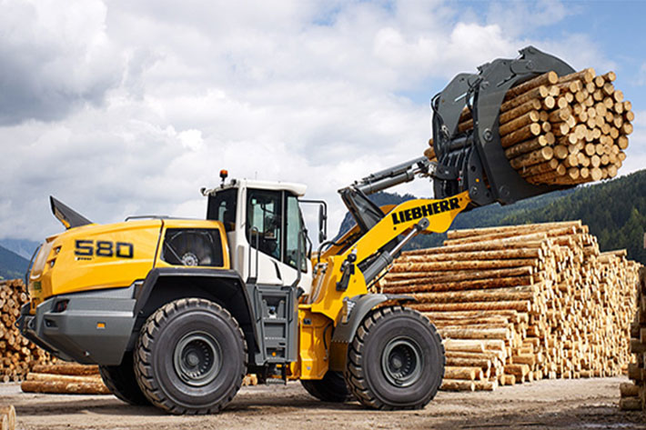 Компания Liebherr представила на V чемпионате России «Лесоруб XXI века» колесный полноповоротный перегружатель Liebherr LH 50 M и колесный погрузчик L 580 с лесным грейфером
