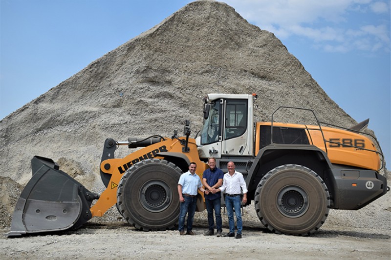 Liebherr L 586 XPower® wheel loaders with adaptive working