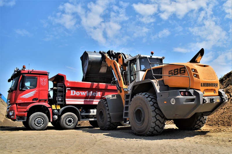 Liebherr L 586 XPower® wheel loaders with adaptive working