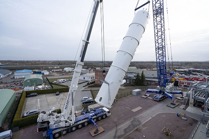 Hoisting over obstacles with Liebherr cranes – 108 tonne steel tank moved over 12 metre pipe bridge 