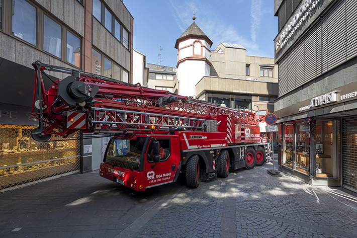 Liebherr MK 88 Plus as a space-saving miracle in the old city centre of Mainz