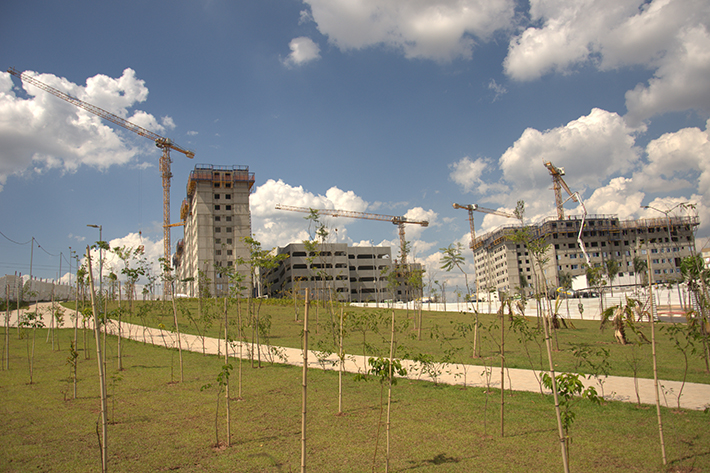 Liebherr tower cranes build residential project in the heart of São Paulo
