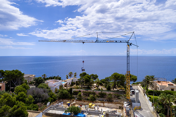 Investment in the 2021 holiday season: Liebherr 53 K fast-erecting crane on Mallorca