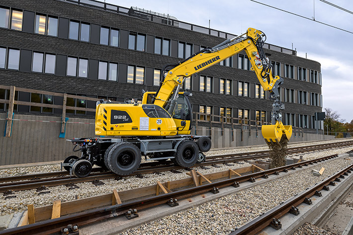 New generation with greater efficiency: <br />Liebherr A 922 Rail Litronic 