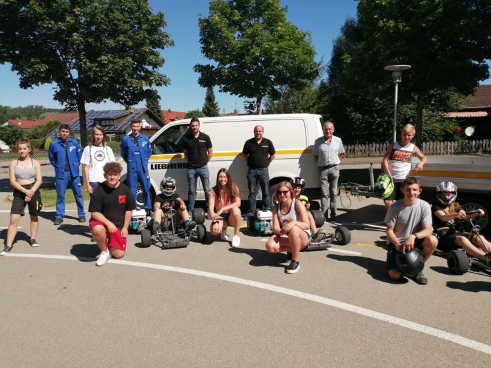 Mit Vollgas in die Zukunft: Liebherr unterstützt Gokart-Projekt der Abt-Hermann-Vogler-Schule