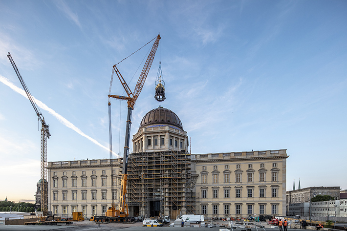 Liebherr LTM 1500-8.1 places cupola on Berlin’s Humboldt Forum