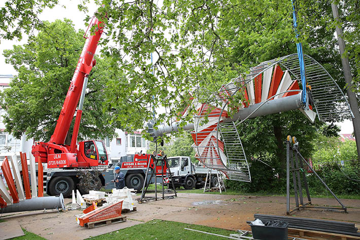 Liebherr mobile cranes erect monument to the “Tailor of Ulm”