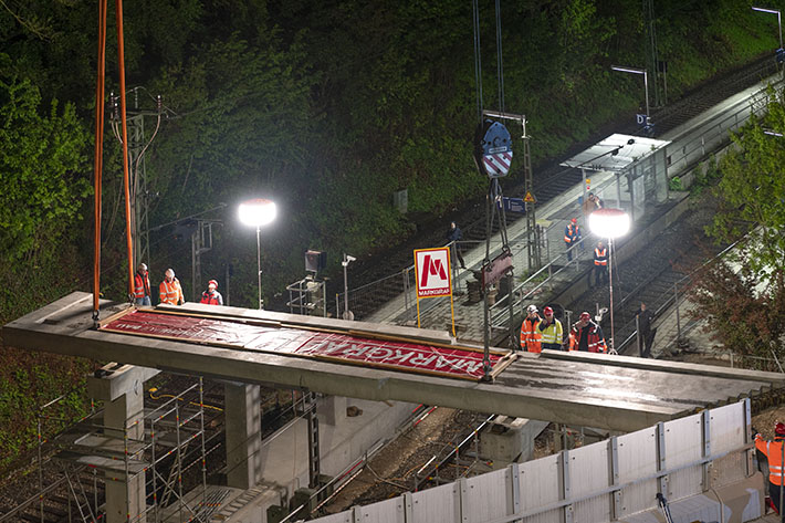 Challenge – Saller’s Liebherr cranes complete difficult bridge hoist at night