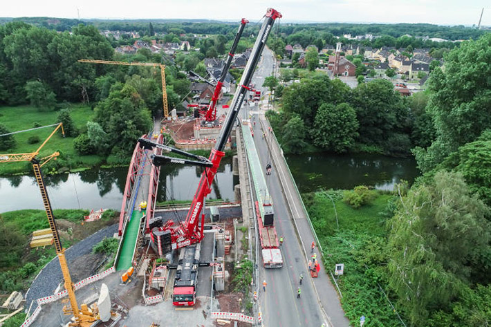 168-tonne steel girders in tandem hoist – two LTM 1500-8.1 cranes install new bridge over the River Lippe