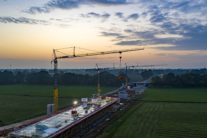 Family outing: Four Liebherr K series cranes support bridge construction project