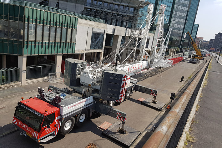 Space limited in Downtown Milan: Liebherr LTM 1350-6.1 convinces with Y-guying