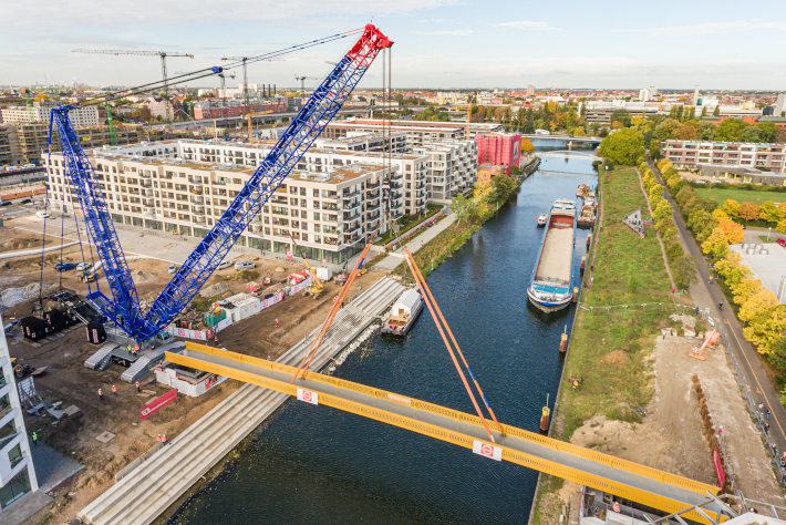 Bridge-builder – LR 1800-1.0 links previously divided Berlin neighbourhoods of Moabit and Mitte