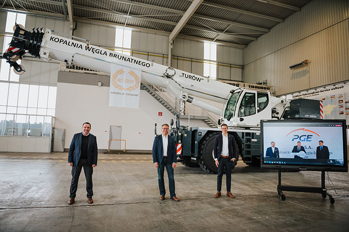 The 40,000th Liebherr mobile crane ever goes to Poland