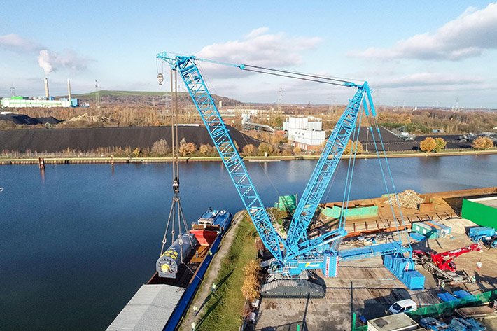 LR 11000 from Felbermayr unloads 450 tonne generator from barge 