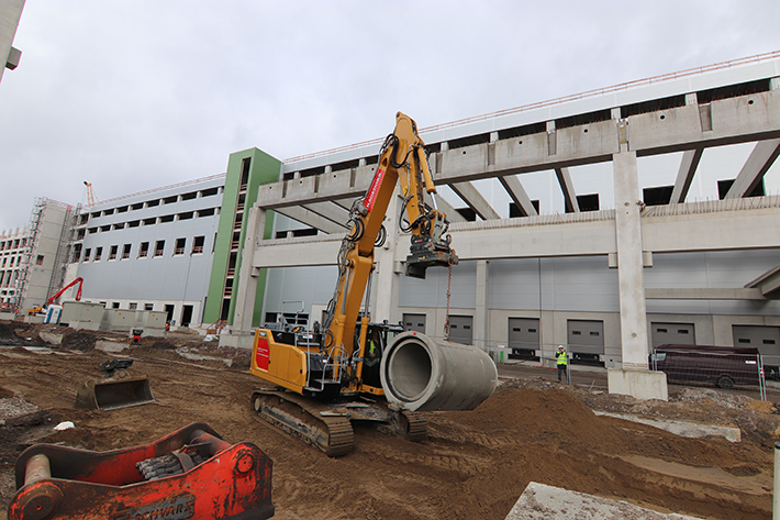 Hamburg: A new Liebherr Generation 8 crawler excavator for the Hagedorn company