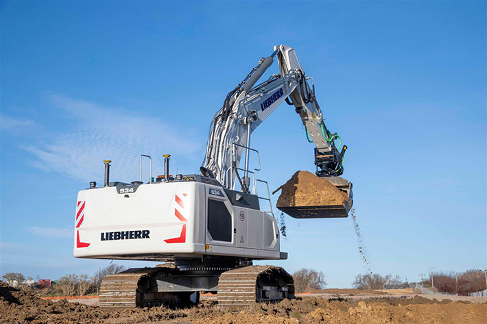 A world first in Great Britain: delivery of Liebherr’s first hydraulic excavator with a factory-fitted Leica Geosystems machine control system