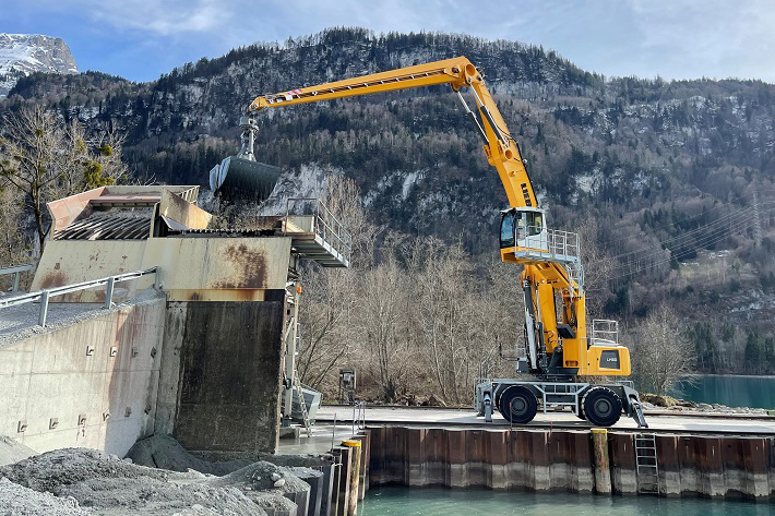 Fully operational for Swiss natural product: Liebherr LH 60 M Port Litronic material handler