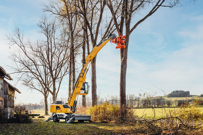 Versatile Liebherr material handling machine in operation at Leutkircher Wertstoffhof recycling centre