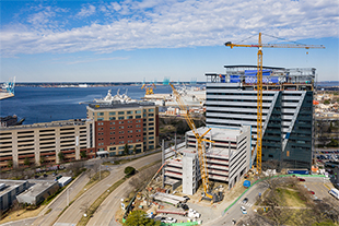 Structural Unlimited‘s LR 1300.1 SX crawler crane provided high lifting capabilities for construction of the new CHKD Mental Healthcare facility parking garage