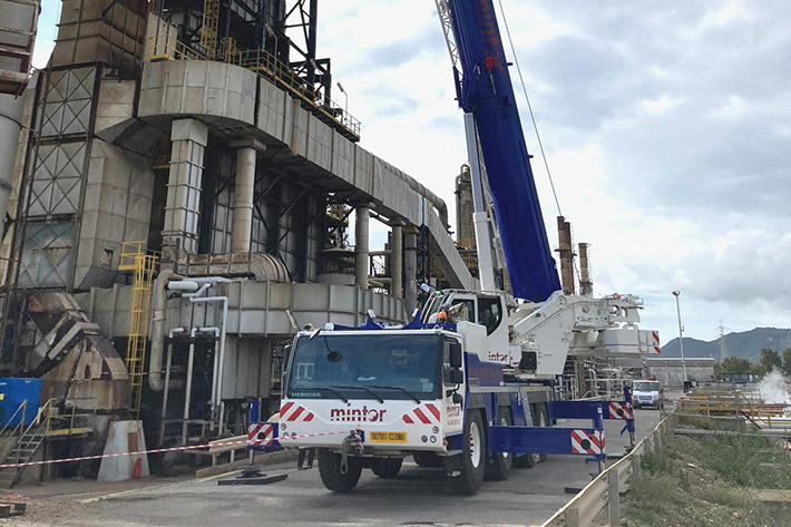 Sardinia – Liebherr LTM 1120-4.1 mobile crane with long boom in action at a refinery