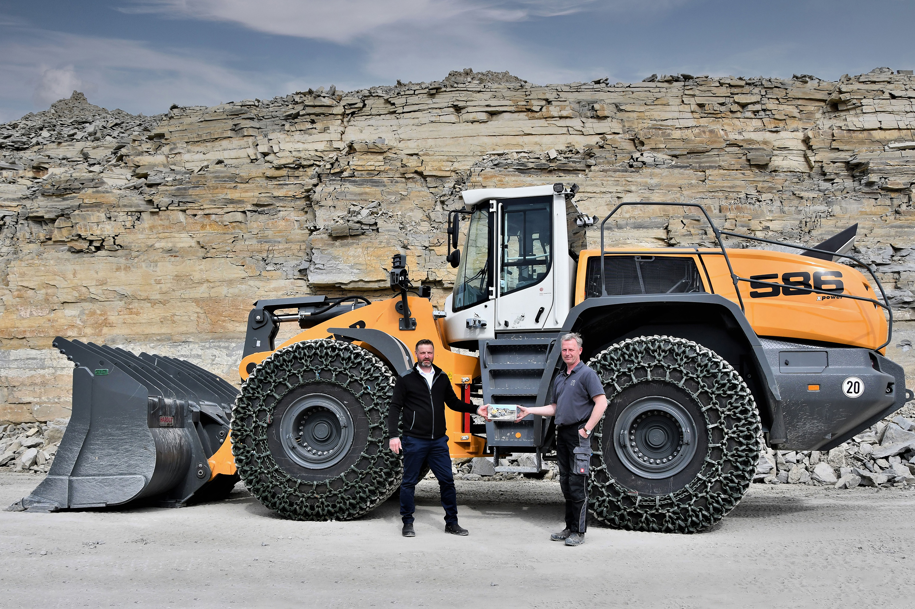 Economical in mining operations: third Liebherr L 586 XPower® wheel loader for the Rinsche gravel plant