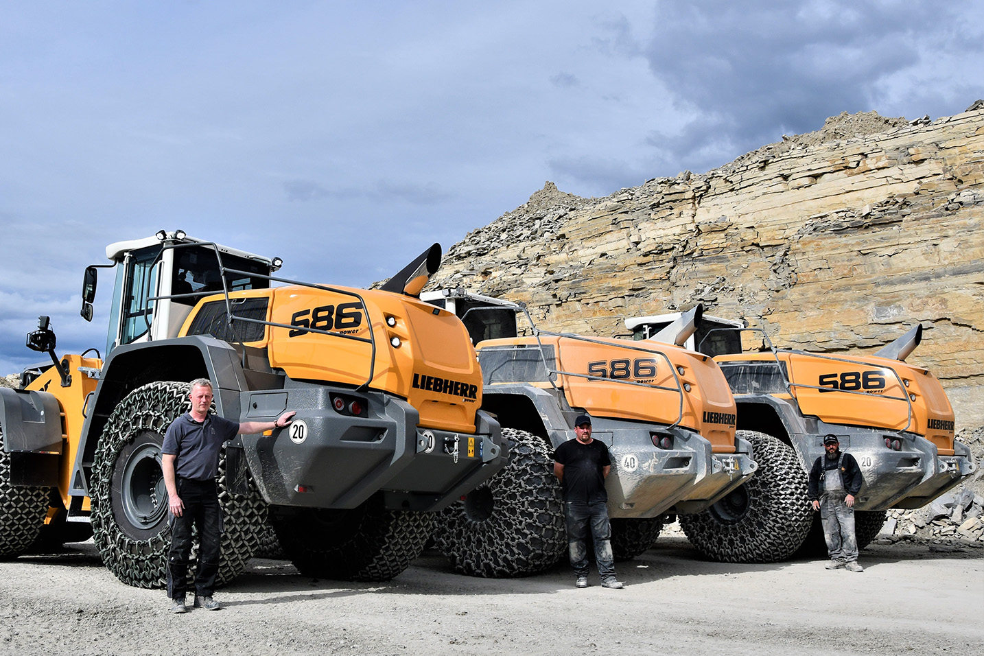 Third Liebherr L 586 XPower® wheel loader for the Rinsche gravel plant