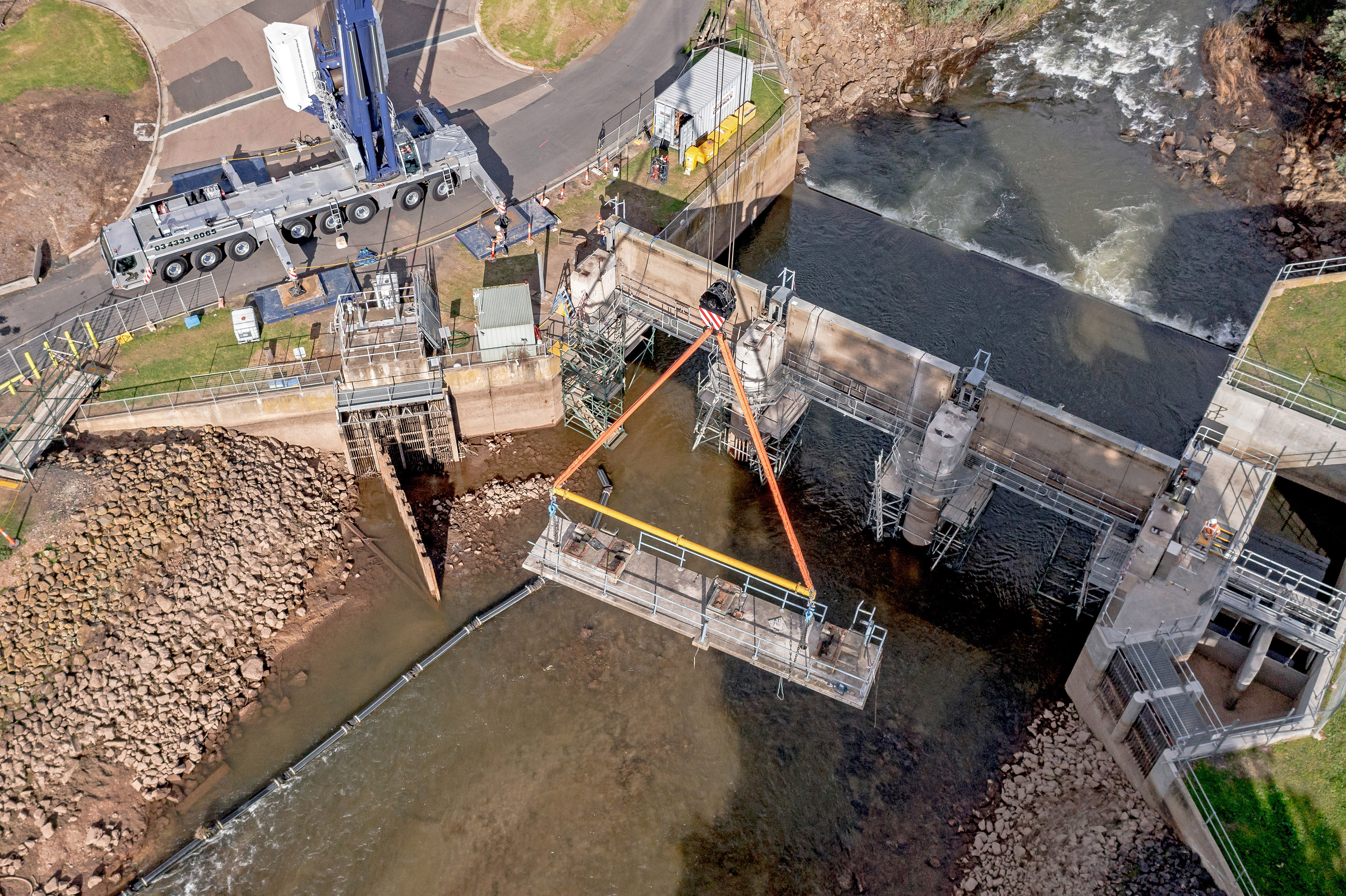 LTM 1450-8.1 from Advanced Cranes dismantles weir in Victoria