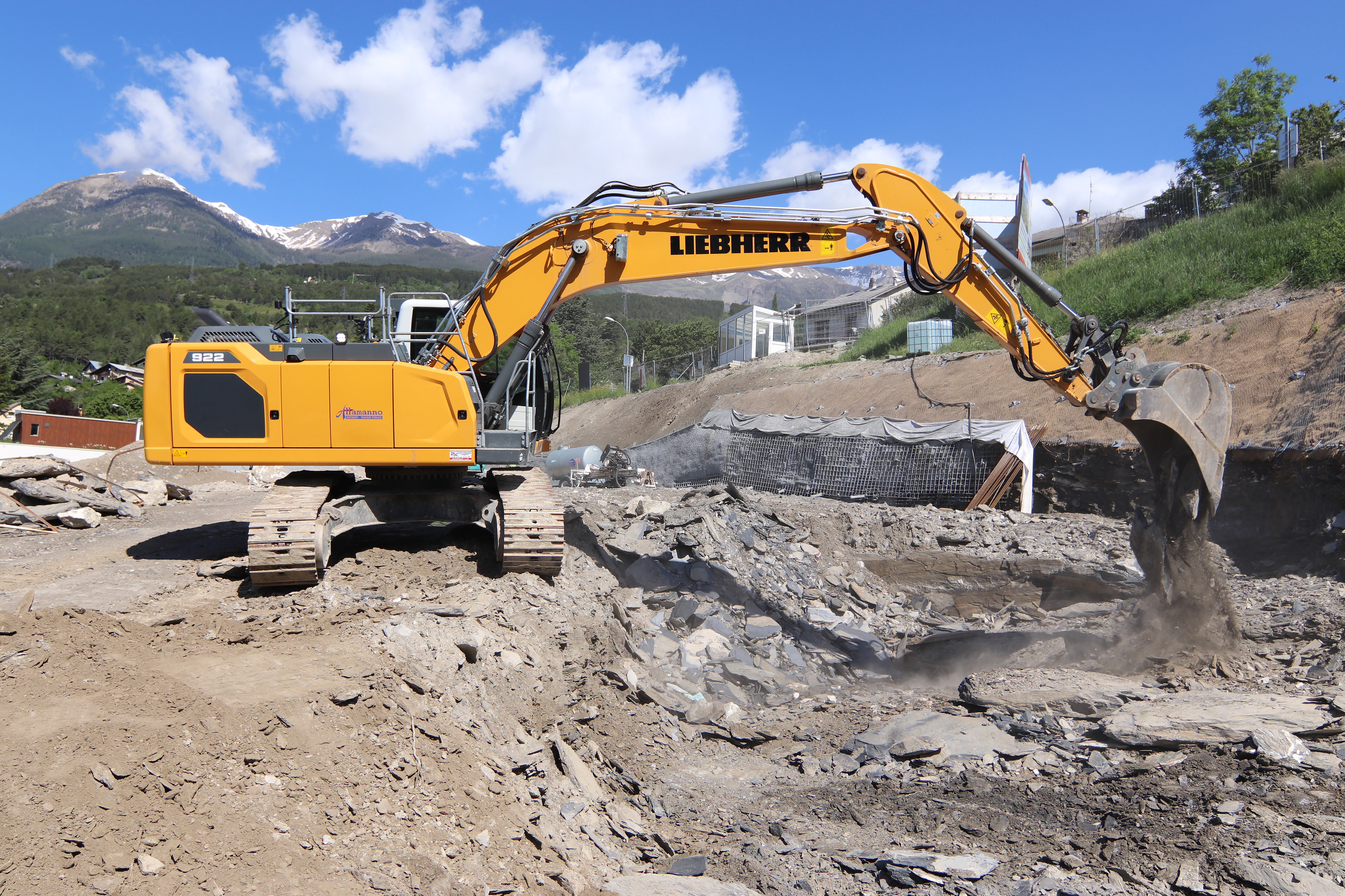 Allamanno: Liebherr wheel loader and crawler excavator in the French département of Hautes-Alpes